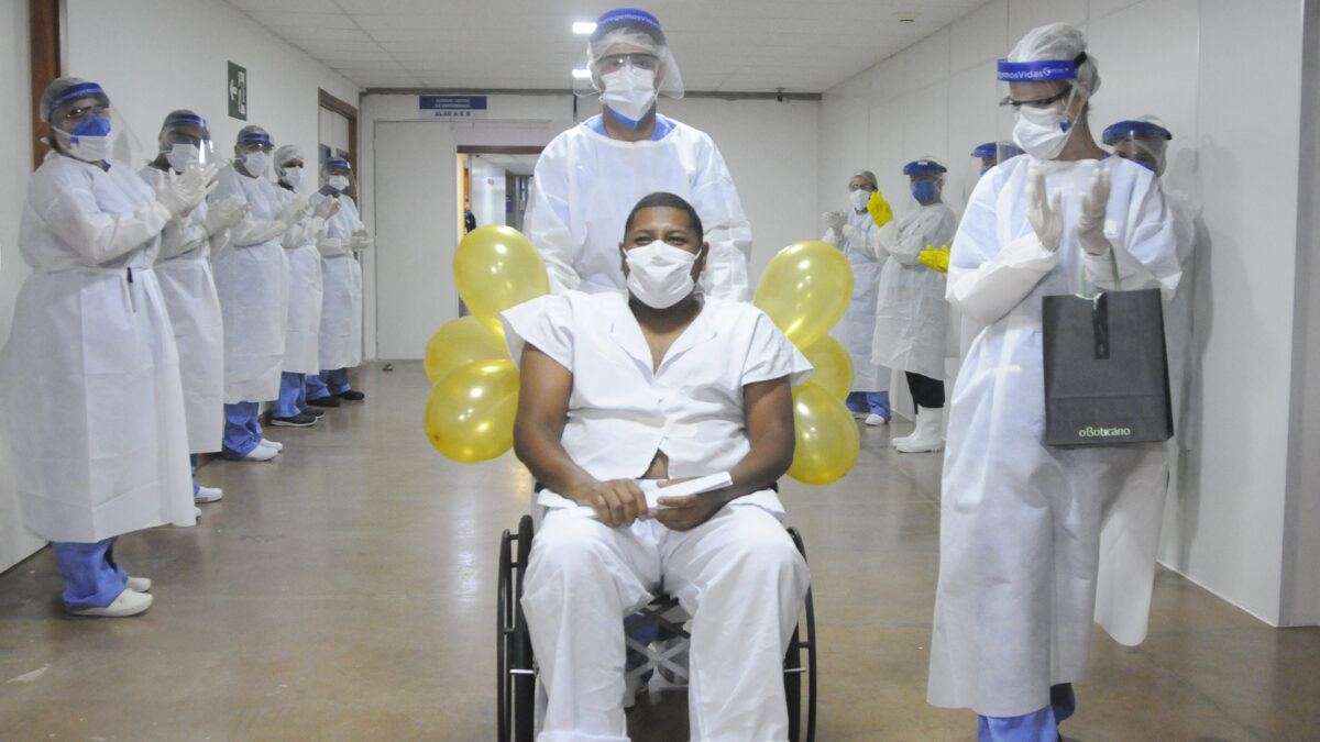 Pacientes recebem alta do hospital de campanha do Mané Garrincha