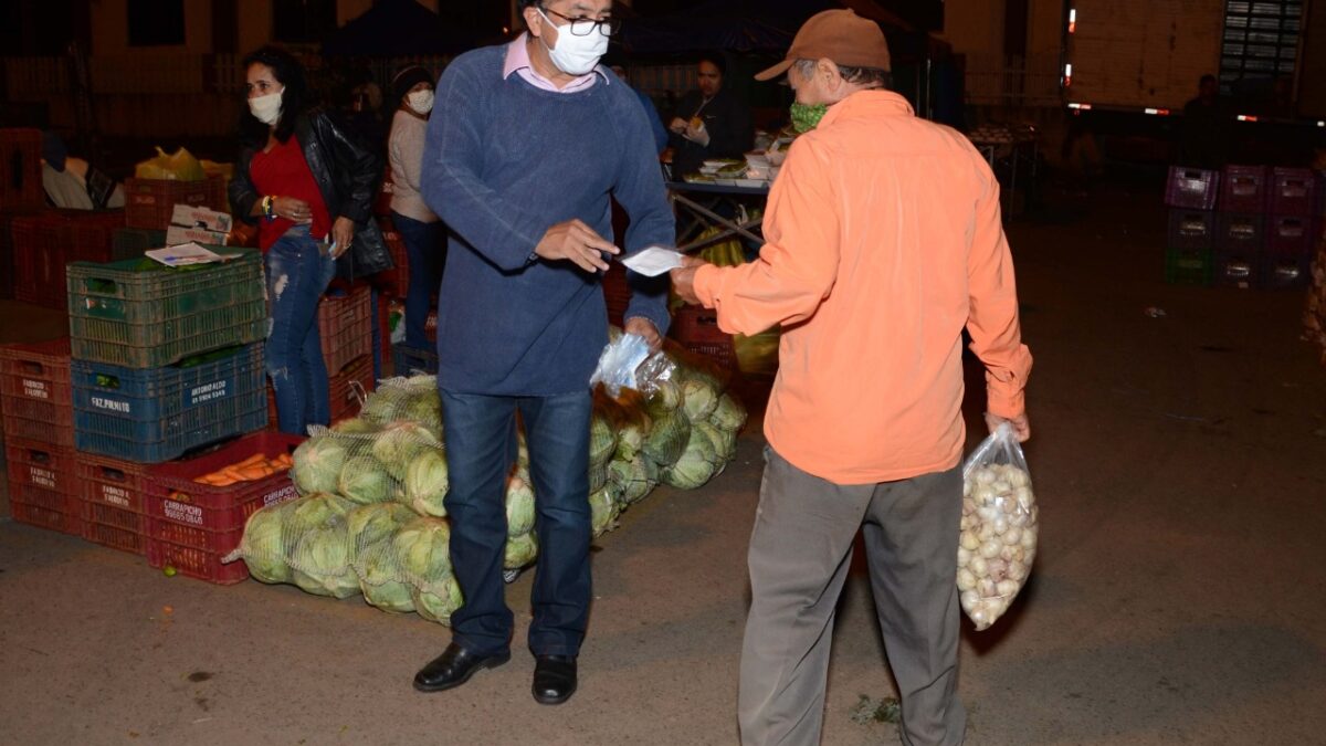 Moradores de Planaltina recebem cestas e máscaras de proteção