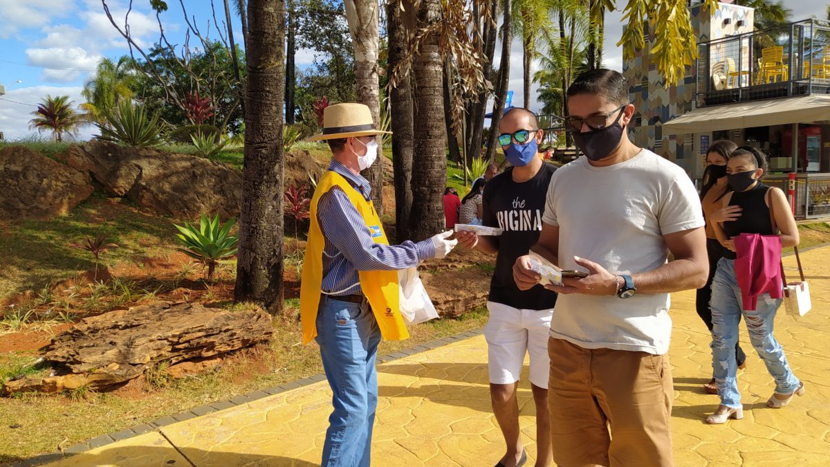 Ação distribui máscaras no Pontão do Lago Sul