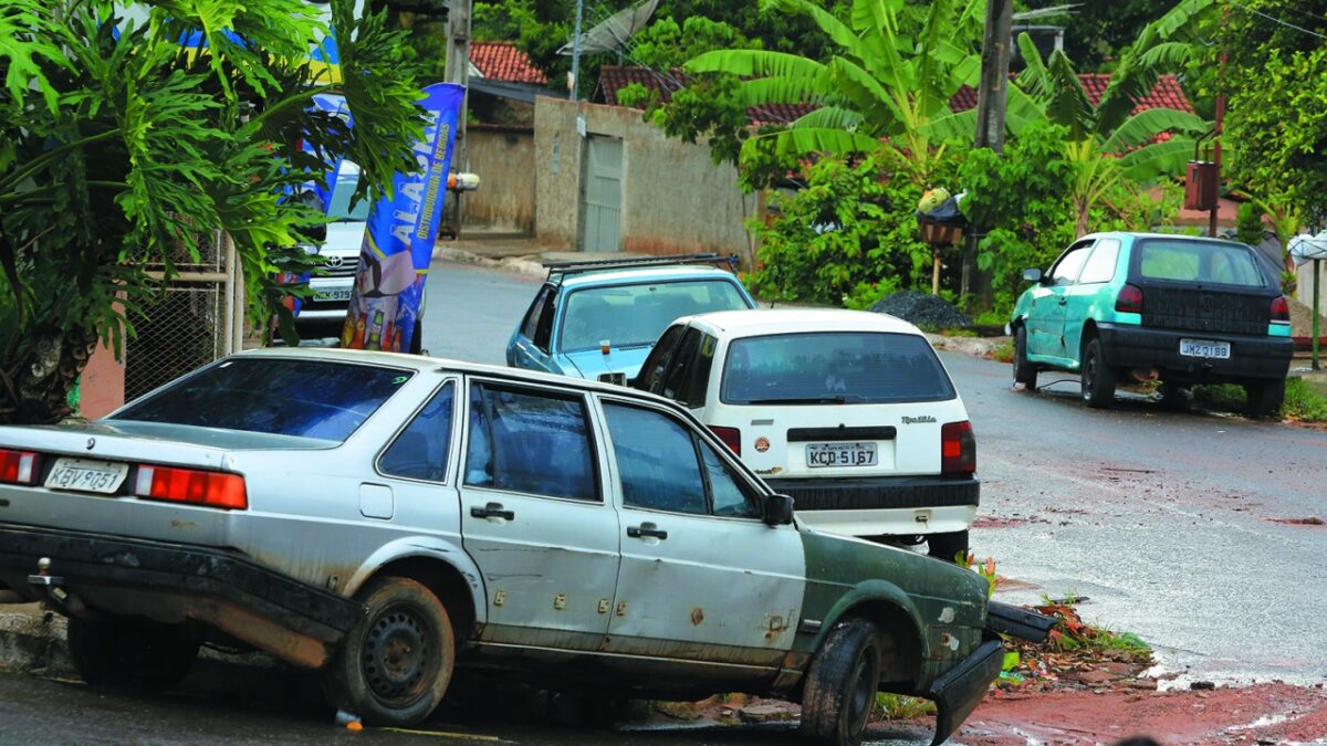 Força-tarefa retira carcaças de veículos das ruas do Guará