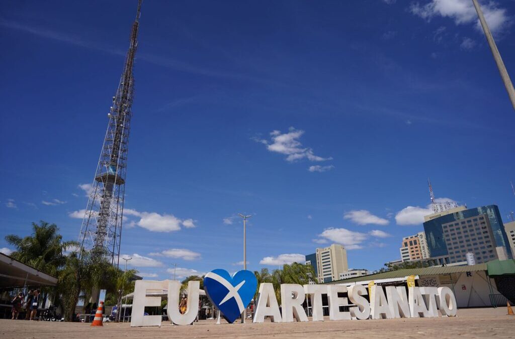 Turistas e artesãos comemoram retomada de fluxo na Feira da Torre