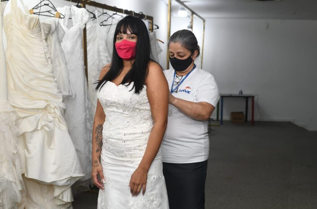 Noivas escolhem vestidos para o Casamento Comunitário