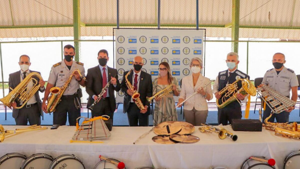 Escola cívico-militar da Estrutural recebe instrumentos musicais