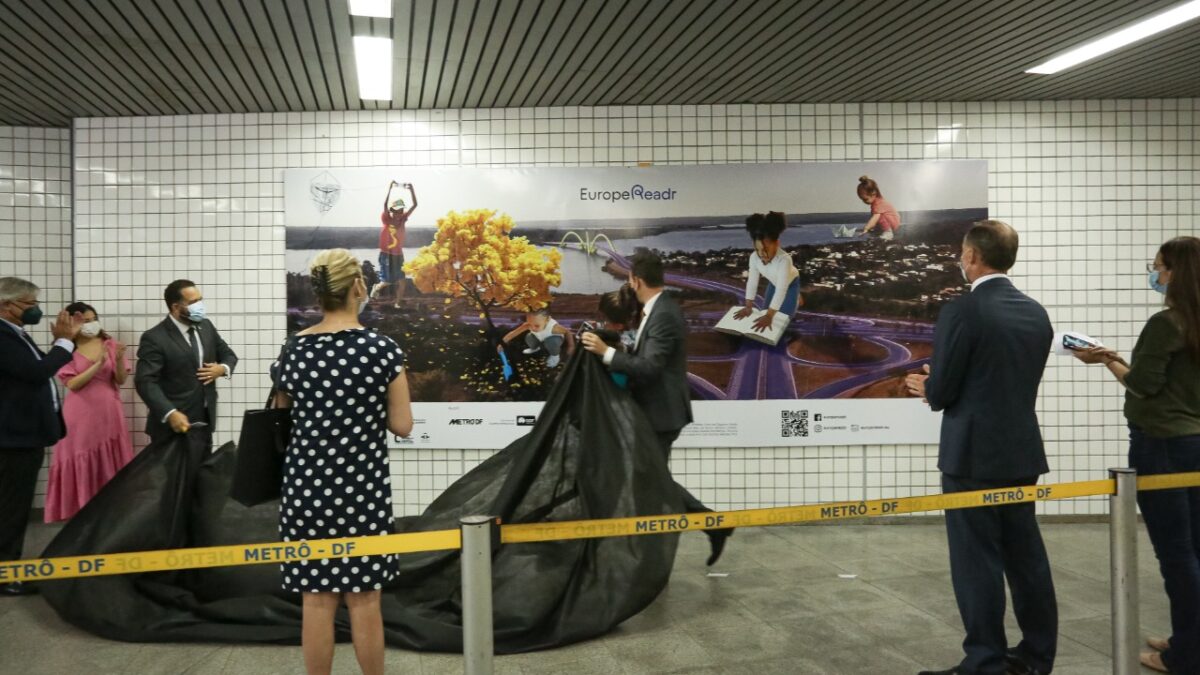 Painel de exposição é doado à Estação Galeria do Metrô DF