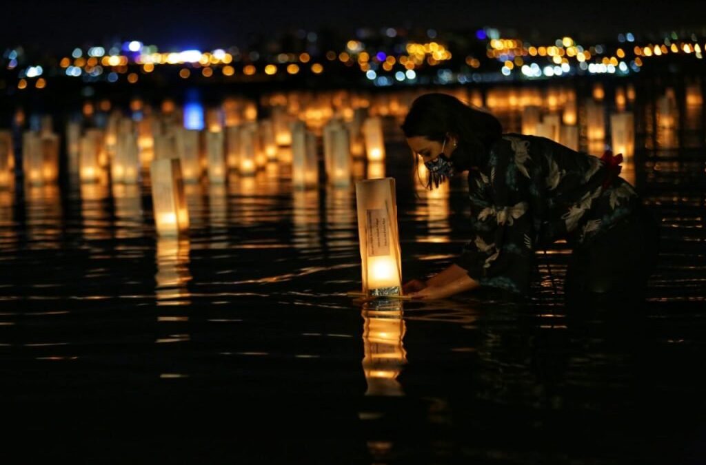 Homenagem no Lago Paranoá lança luzes para vítimas da covid-19