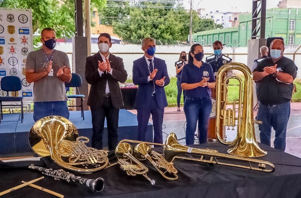 Estudantes do Núcleo Bandeirante ganham instrumentos musicais