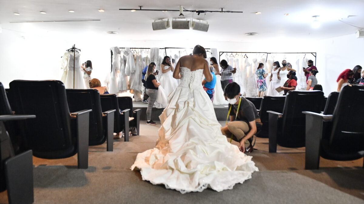 Noivas escolhem vestidos para o próximo Casamento Comunitário