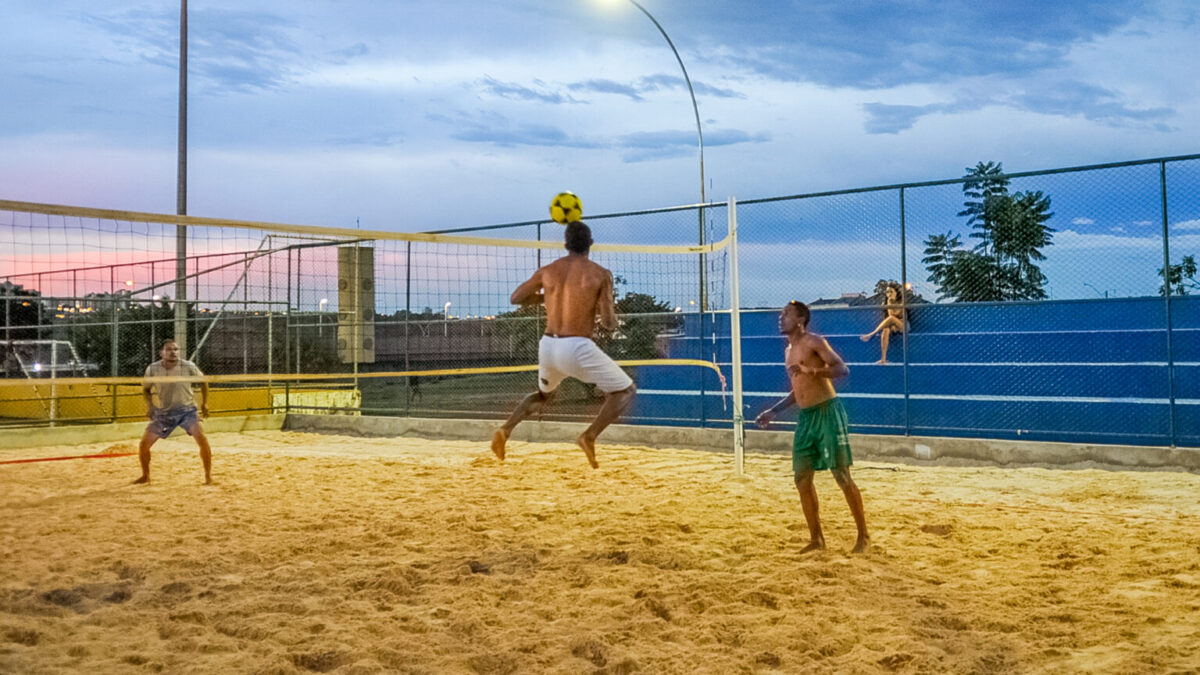 Quadra de areia muda rotina de moradores do Recanto das Emas