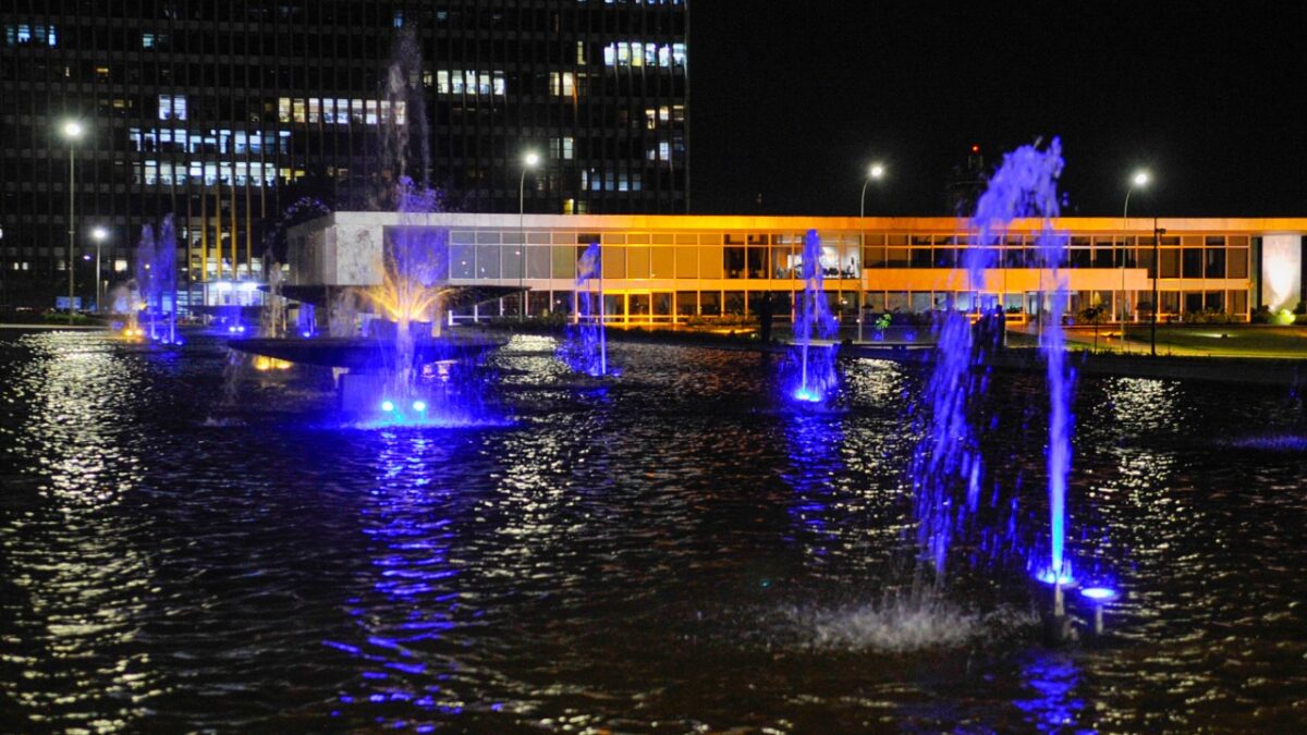 Fonte da Praça do Buriti volta a funcionar após reforma