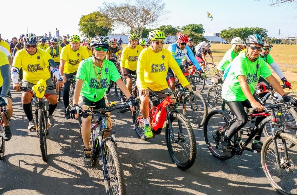 Passeio ciclístico reúne mais de 10 mil pessoas no Eixo Monumental