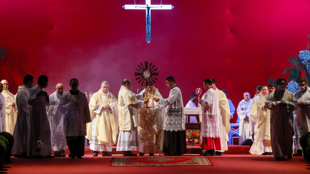 Depois de dois anos, fiéis voltam a celebrar Corpus Christi na Esplanada