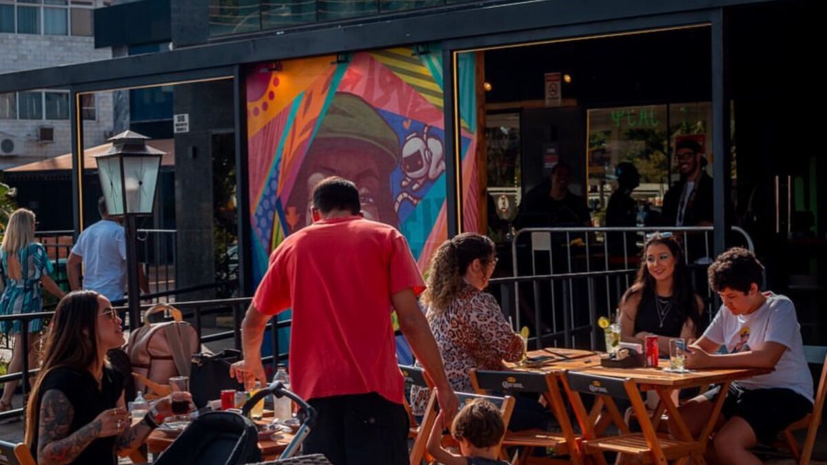 Novidade! Fora do Eixo Lounge oferece feijoada à vontade aos sábados