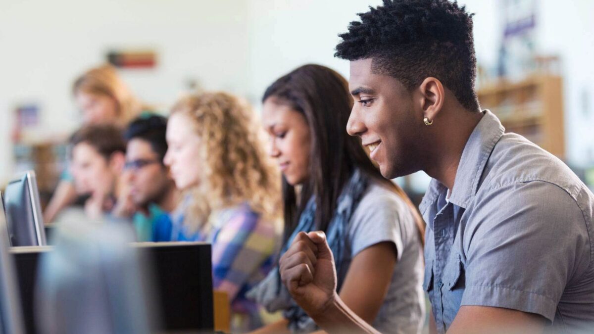 Projeto amplia a duração de estágio de estudantes