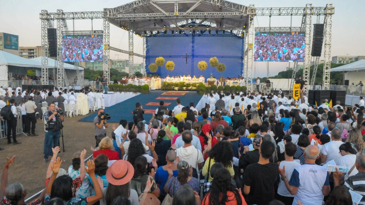 Fiéis festejam a padroeira da cidade com missa na Esplanada