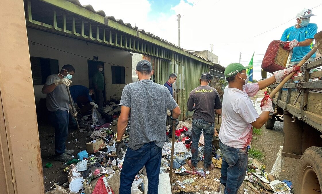 Ação retira 26 toneladas de lixo de residência em Samambaia