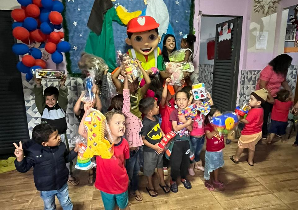 SLU entrega brinquedos do ‘Natal Solidário’ para creches na Estrutural