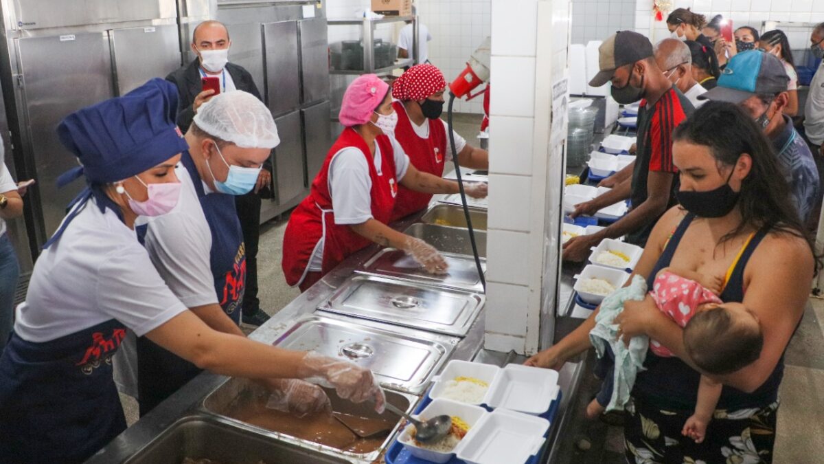 Restaurantes comunitários servem 47 mil refeições em almoço natalino