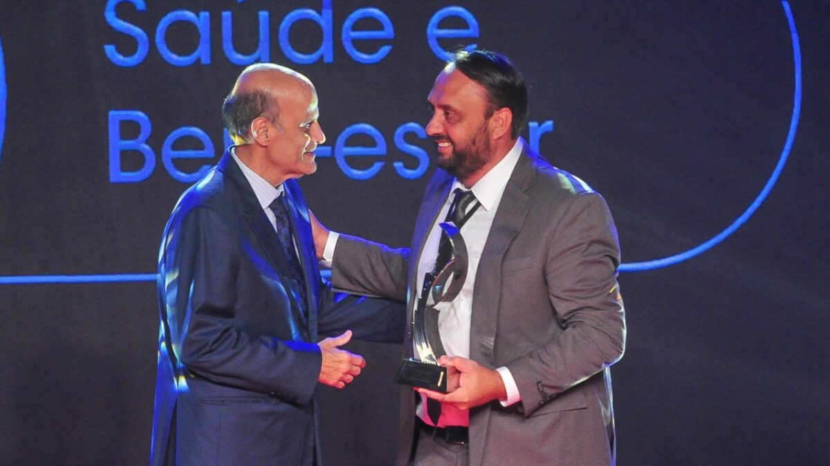 Paco Britto entrega premiação a vice-prefeito de município catarinense