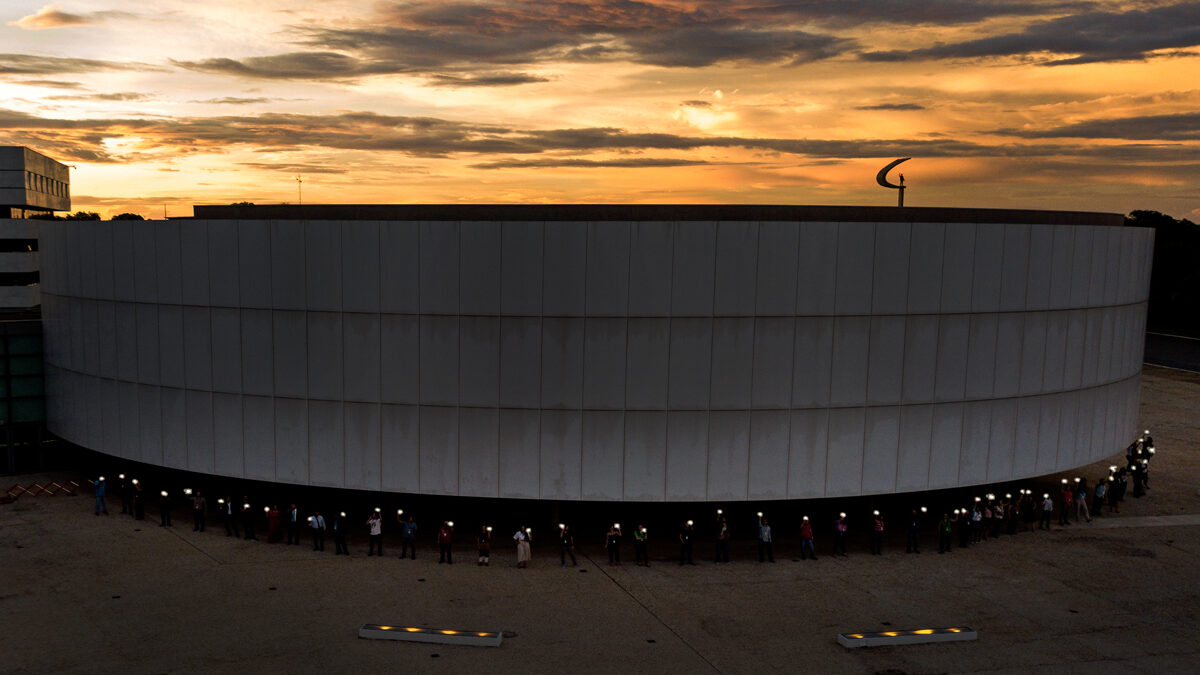 Servidores da CLDF formam corrente de luz para transmitir otimismo e esperança