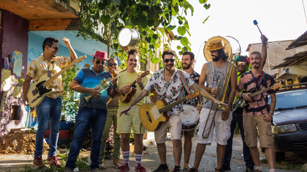 Bloco da banda Salve Jorge se apresenta no Calaf em clima de pré carnaval