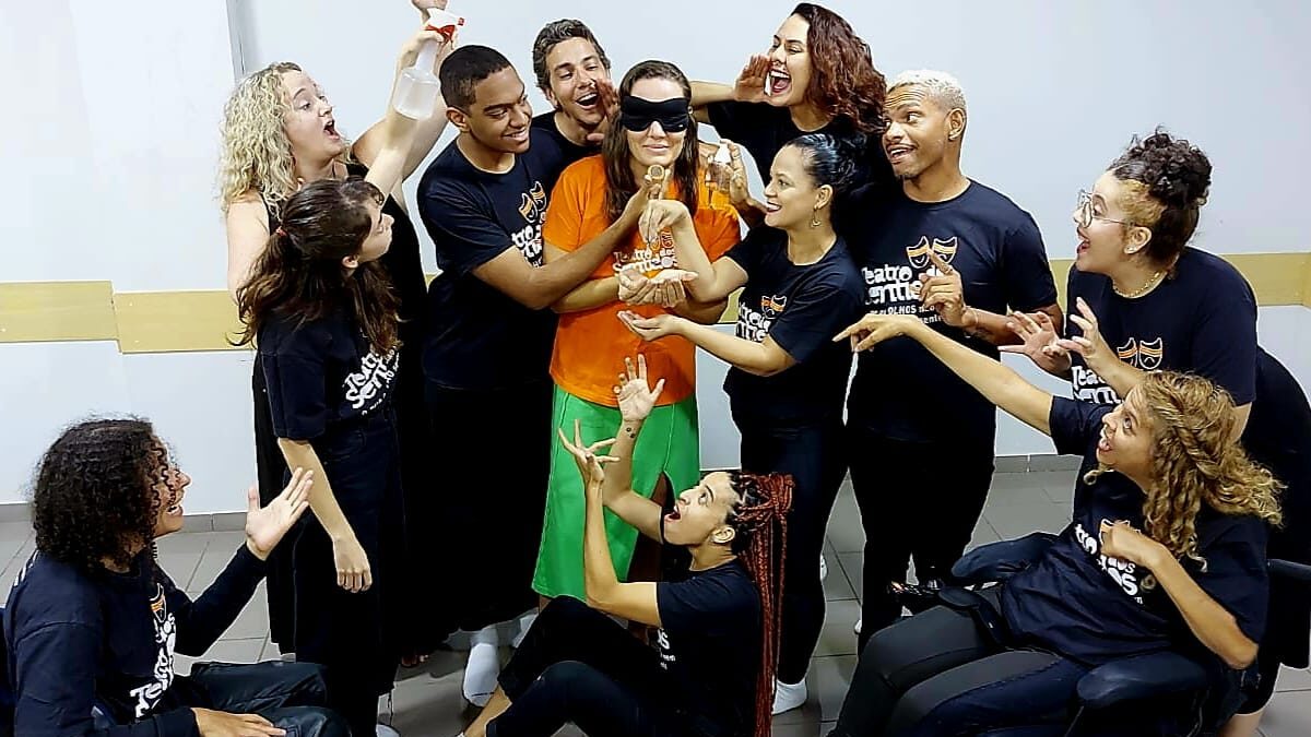 Grupo teatral atua de olhos vendados na Feira do Guará nesta quinta (2)