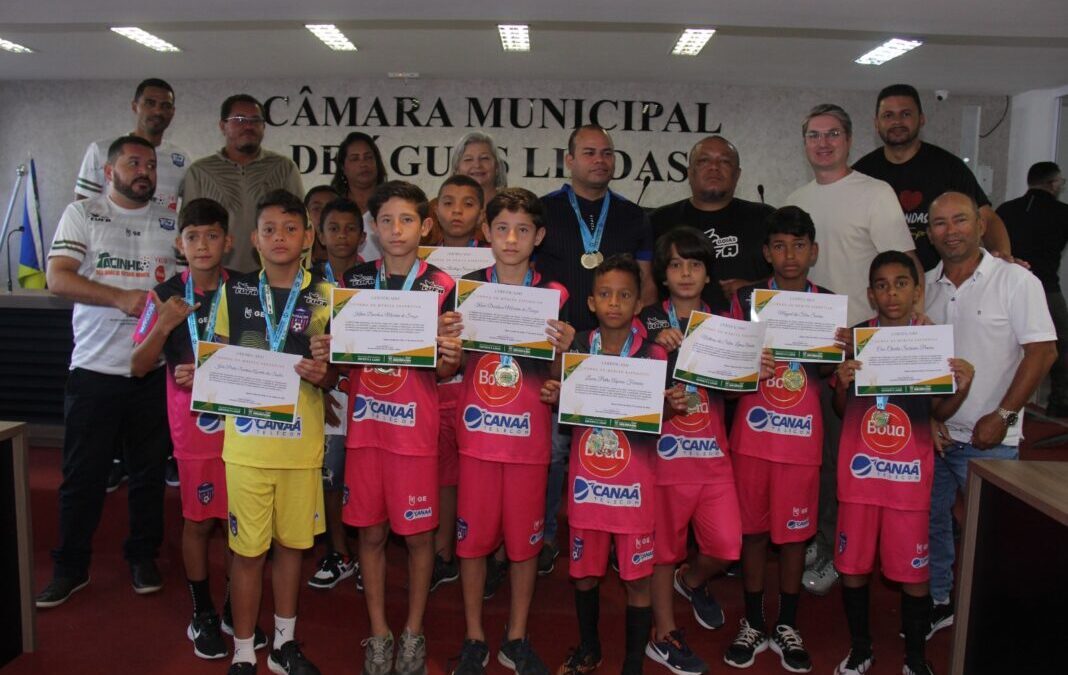 Campeões da categoria sub-11 da Tacinha Goiás são homenageados na Câmara Municipal