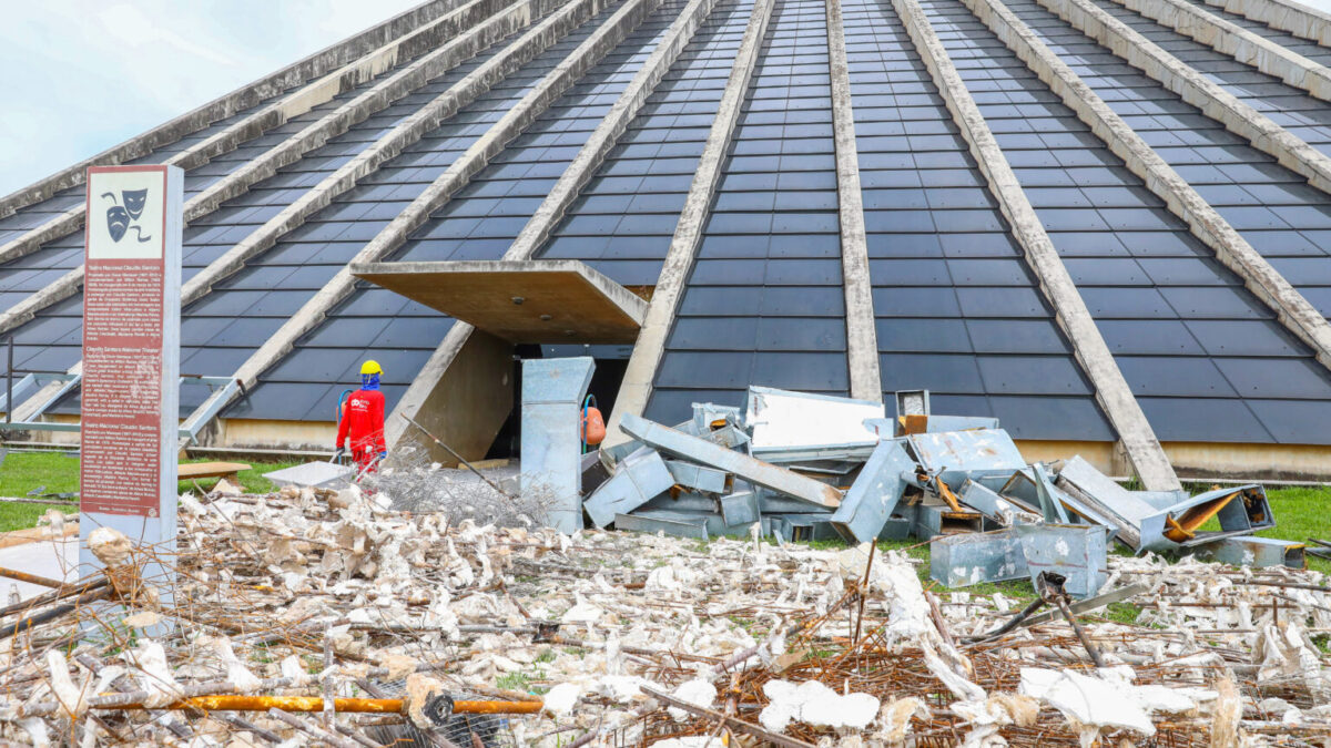 Obra da Sala Martins Pena está na fase de demolição