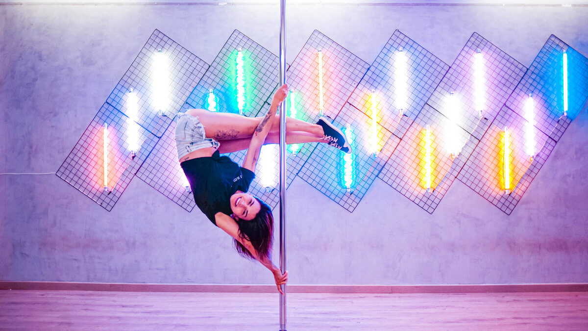 Projeto leva aulas gratuitas de pole dance para mulheres de baixa renda