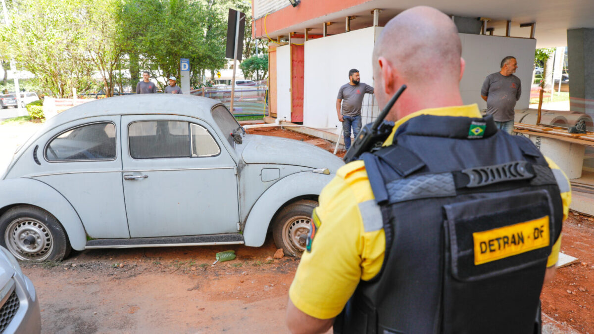 Operação remove 15 carros abandonados em vagas no Plano Piloto