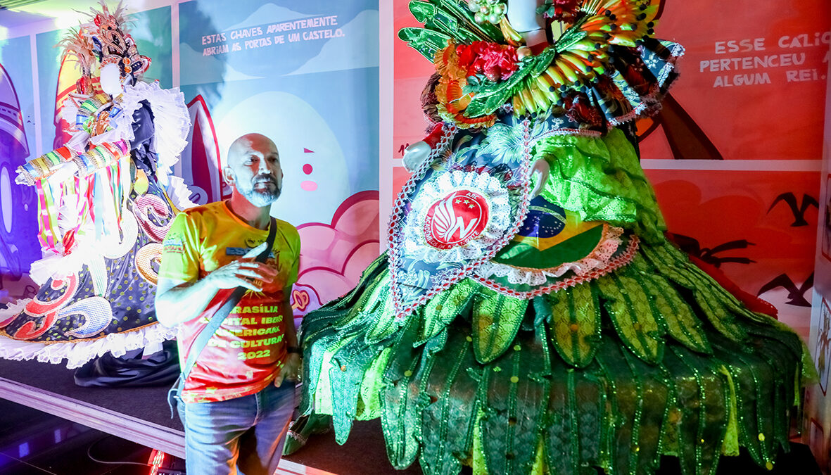 Visite a exposição de fantasias de escolas de samba do DF