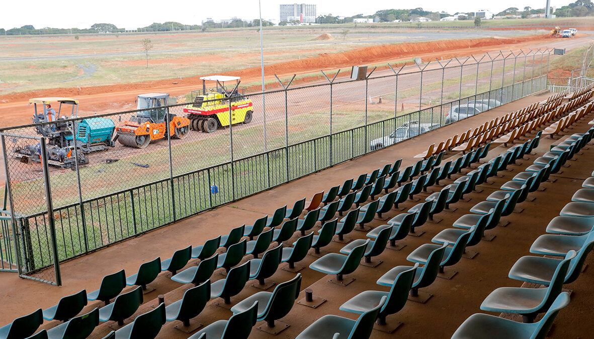 Pista do autódromo é nivelada, e circuito terá curvas alteradas