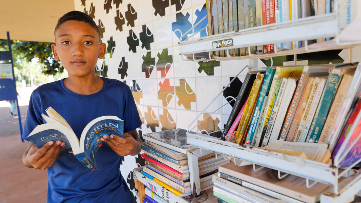 Garoto de 11 anos monta minibiblioteca pública no Parque da Cidade