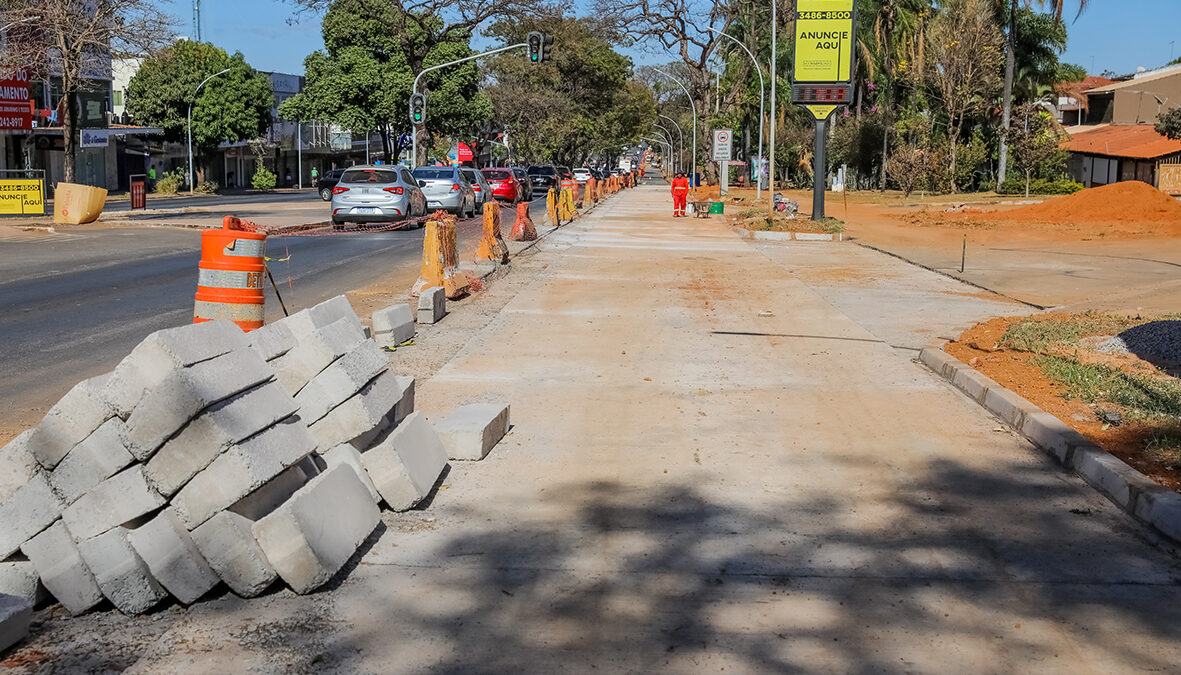 Construção do pavimento rígido na W3 chega à altura da 711 Sul