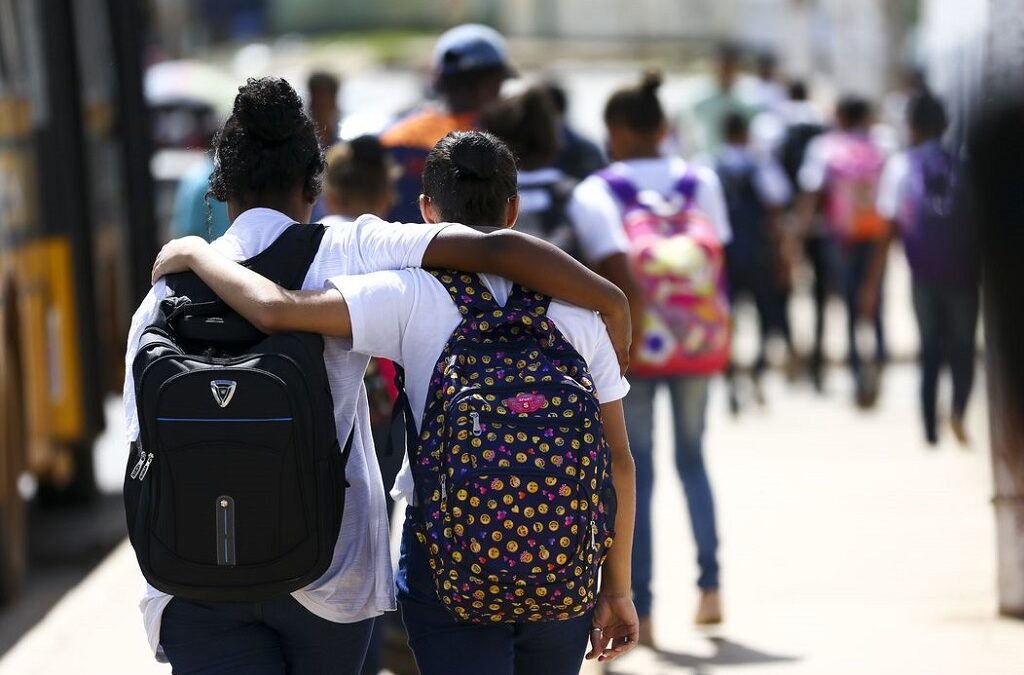 Projeto do deputado Roosevelt cria disque-denúncia para fiscalizar casos de violência nas escolas do DF