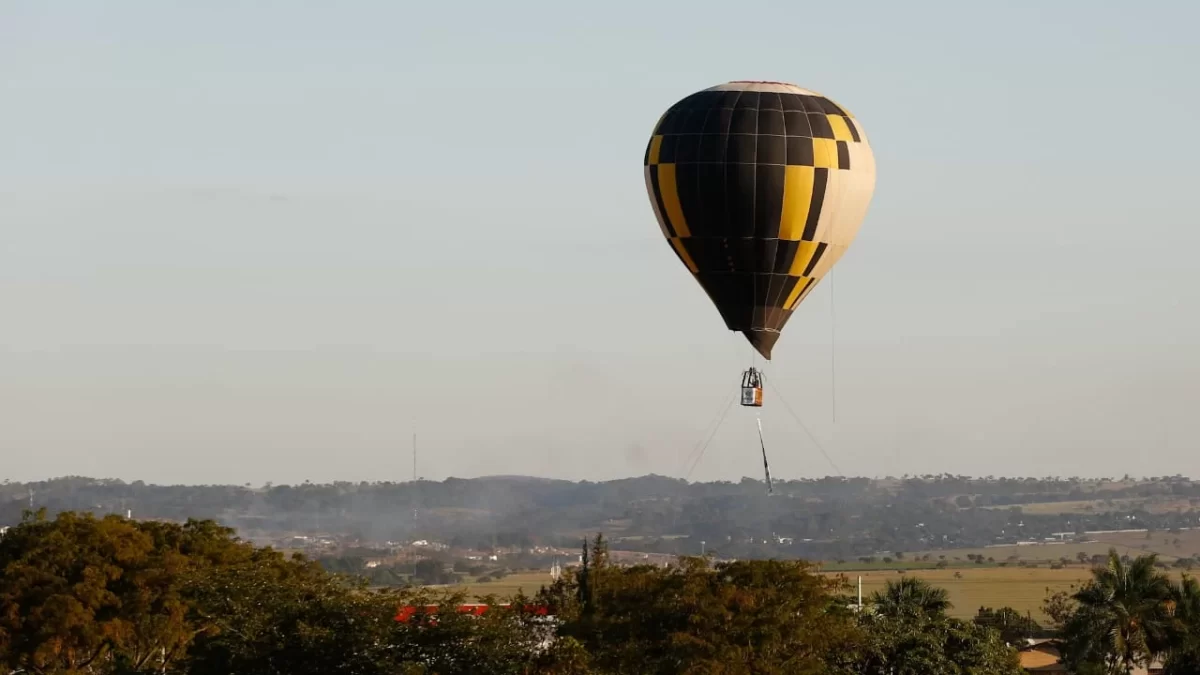 Balão se choca contra paredão rochoso em passeio na Chapada