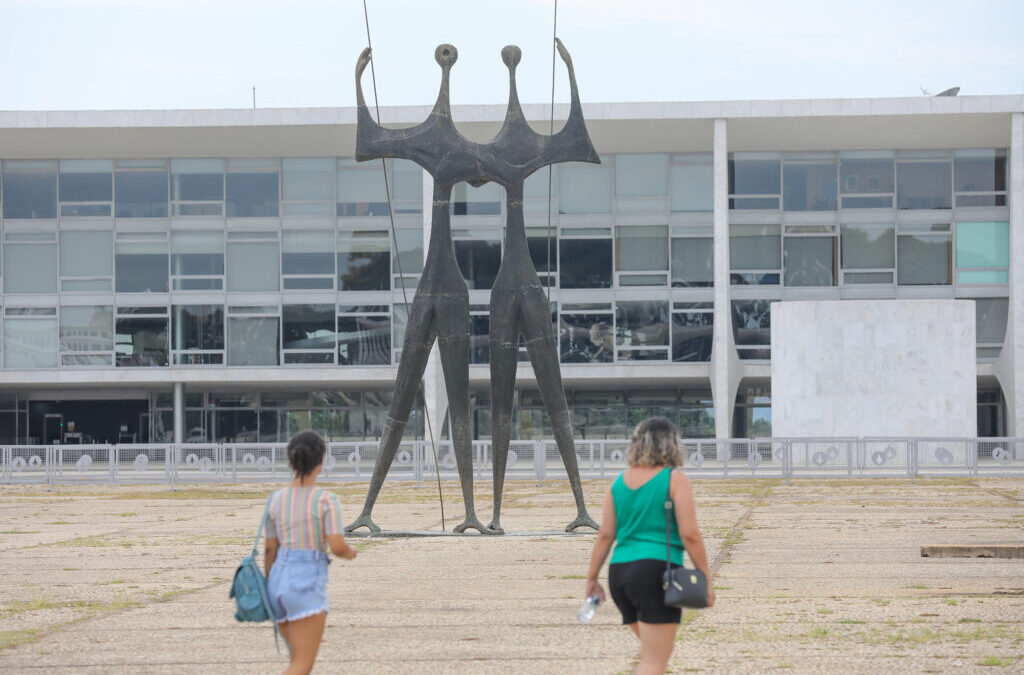 Os candangos imortalizados na Praça dos Três Poderes