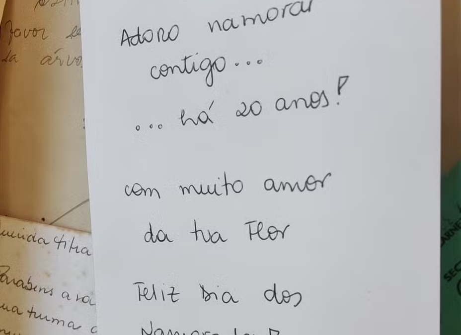 Recadinho apaixonado, documentos e até dinheiro: Sebo no DF cria mural com itens deixados dentro de livros