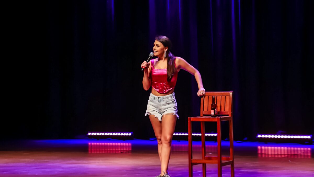 A comediante Bruna Louise estará em março no DF