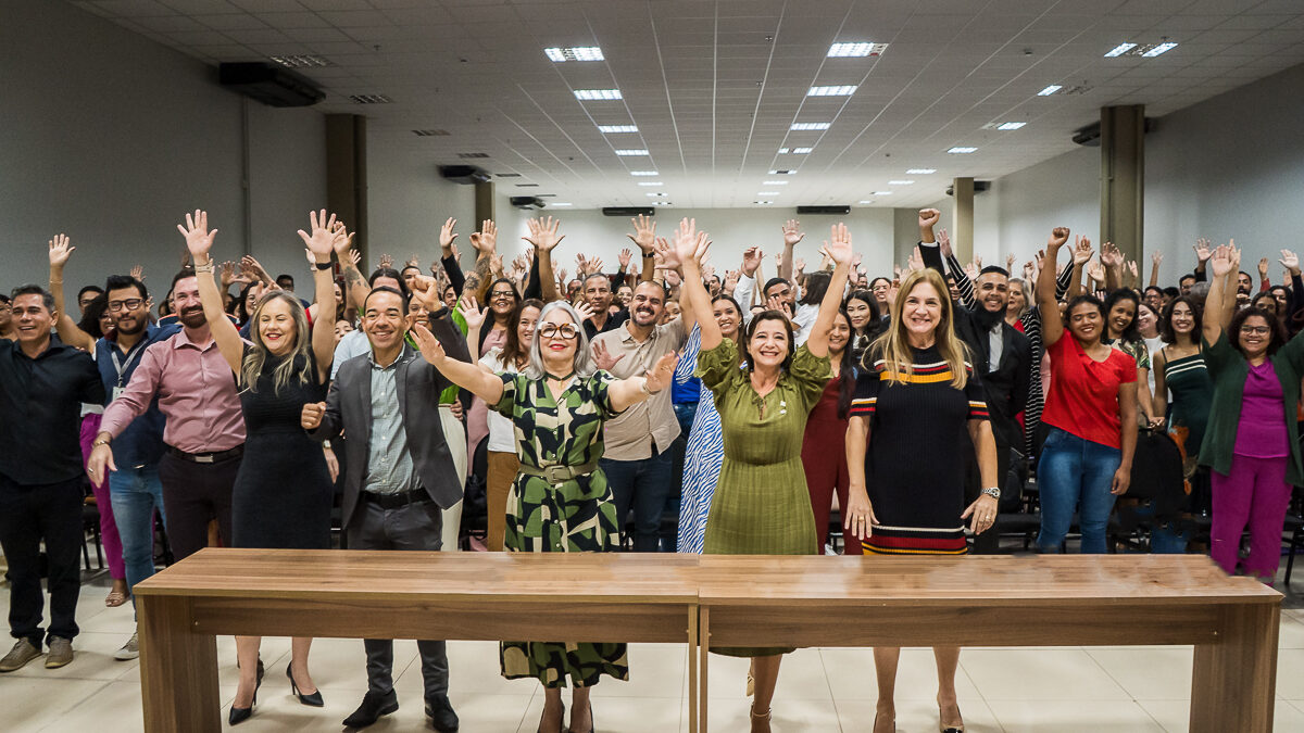 Mais de 800 servidores da Educação tomam posse