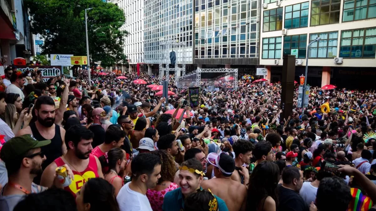 Bloco Amor em Rosa estreia no Carnaval de Brasília com canções de Noel