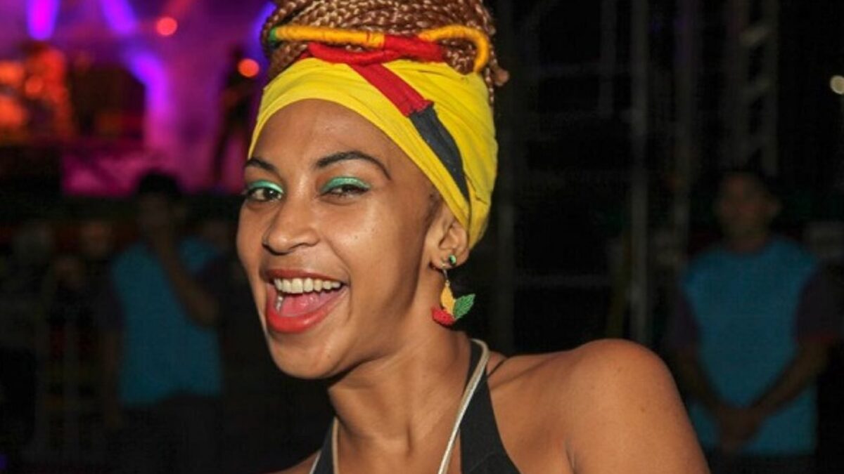 Aos 46 anos, morre pioneira do reggae feminino DJ Nega Glicia