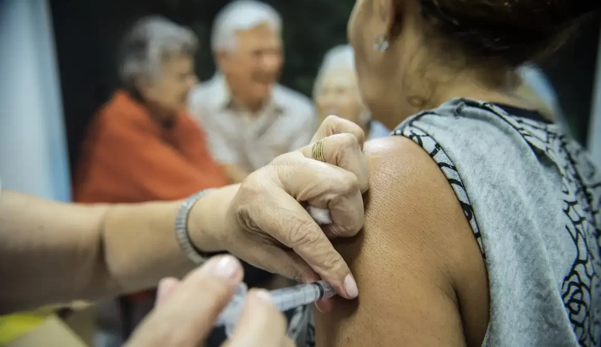 Vacinação contra a gripe começa nesta terça-feira no DF