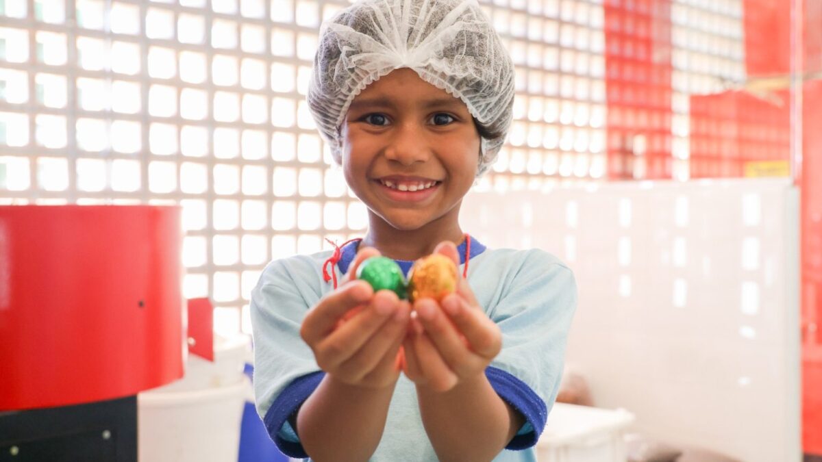 Crianças do Jardim de Infância 314 Sul visitam fábrica de chocolate