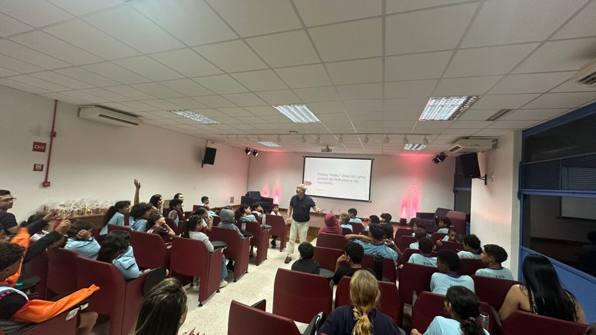 Biblioteca Demonstrativa reúne mais de 40 crianças da  comunidade escolar durante Oficina de Haicai