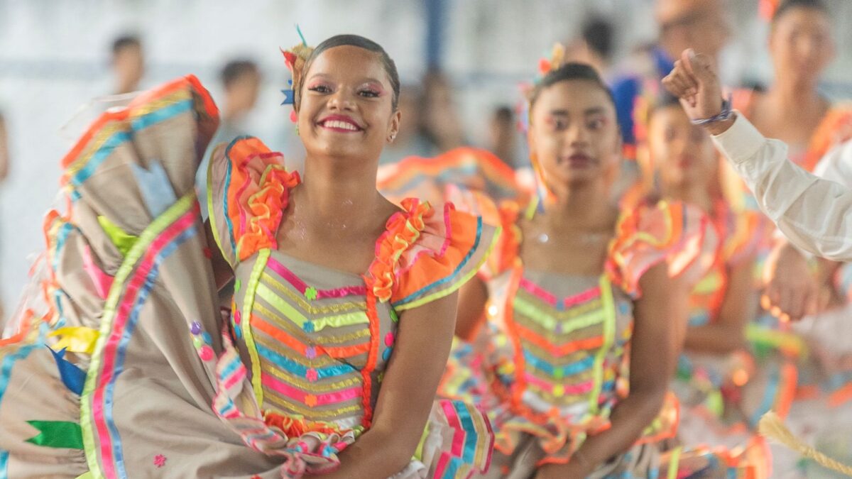 Apresentações de quadrilhas juninas nas escolas e oficinas de maquiagem para grupos marcam o Giro Cultural