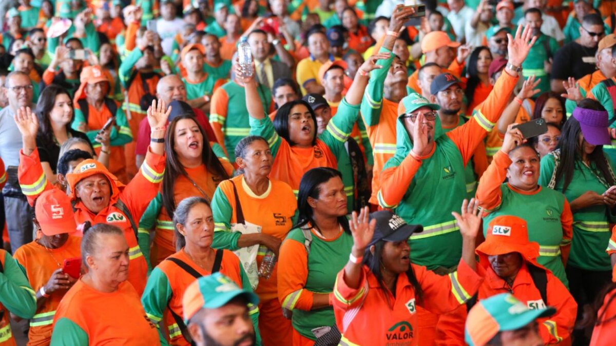 Profissionais de limpeza urbana comemoram o Dia do Gari com folga e festa promovida pelo GDF