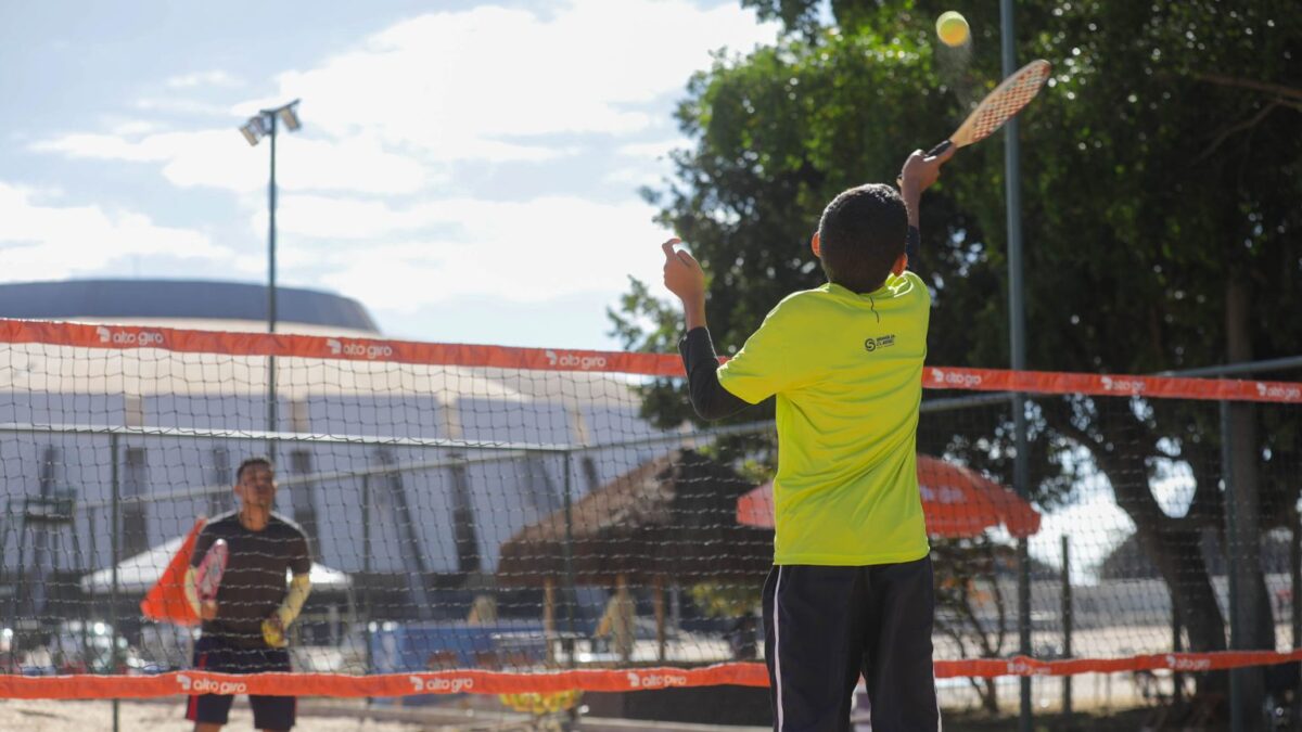 Alunos do COP de Samambaia conhecem palco de torneio mundial de beach tennis