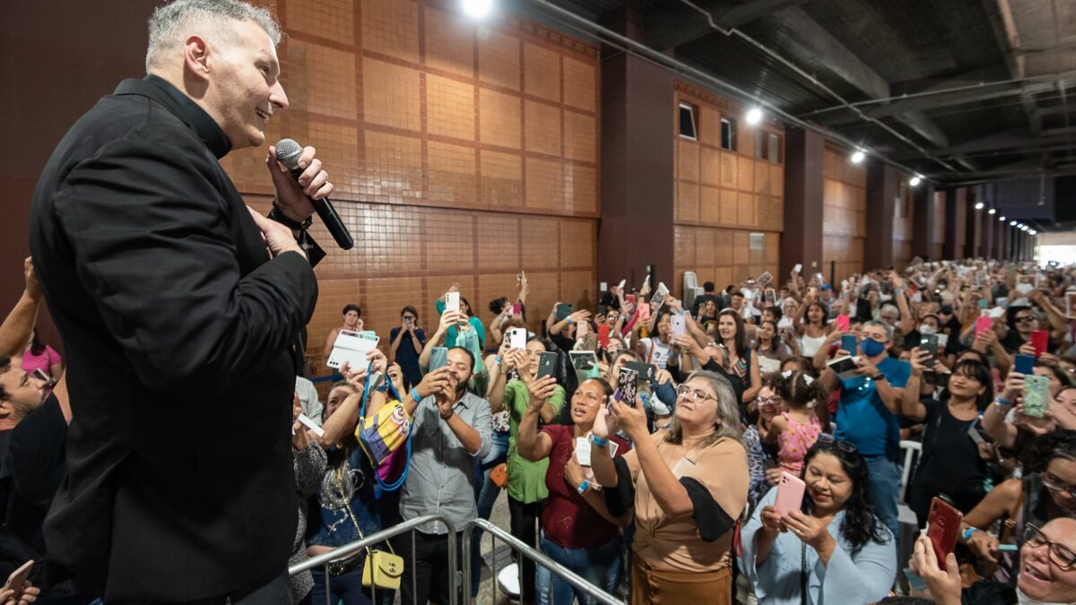 Padre Marcelo Rossi realiza dia de autógrafos no Pátio Brasil