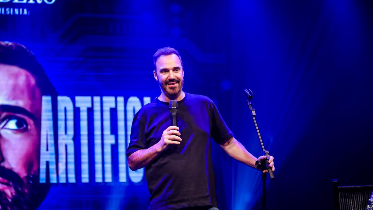 O humorista Diogo Portugal chega em Brasília com seu mais novo show de Stand Up