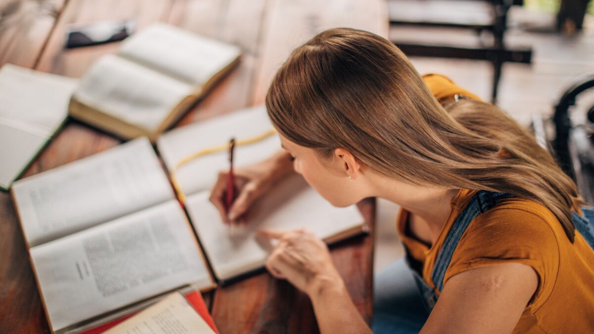 Pós-graduação impulsiona carreira e salário em mais de 100%